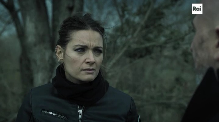 Rocco Schiavone 2: Maria Rosaria Russo interpreta il vicequestore Grazia Bonanni nell'episodio "Prima che canti il gallo"